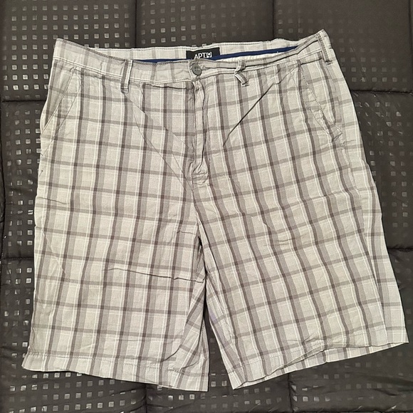APT. 9 Lightweight Grey Plaid Golf shorts size 38 - Picture 1 of 3